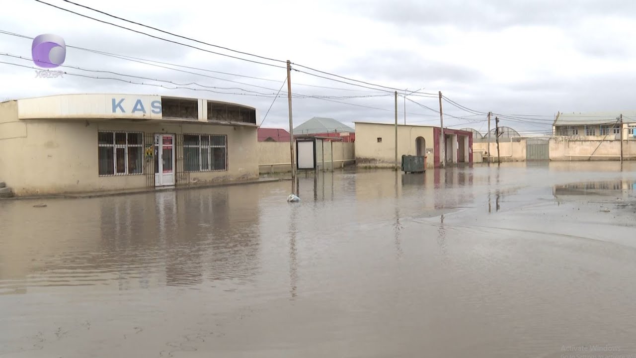 Yağıntılı hava Türkan qəsəbəsini keçilməz hala saldı