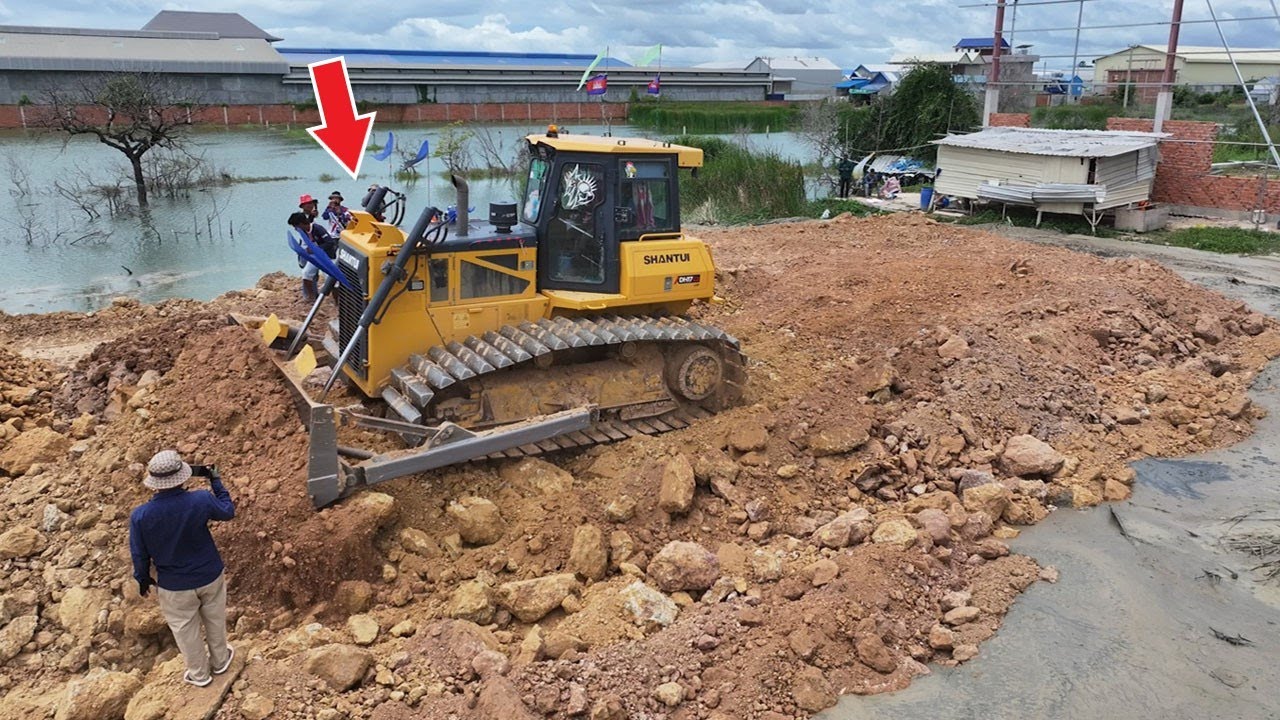 AWESOME Bulldozer SHANTUI Operator Skills Filling Land With Stone Moving Down