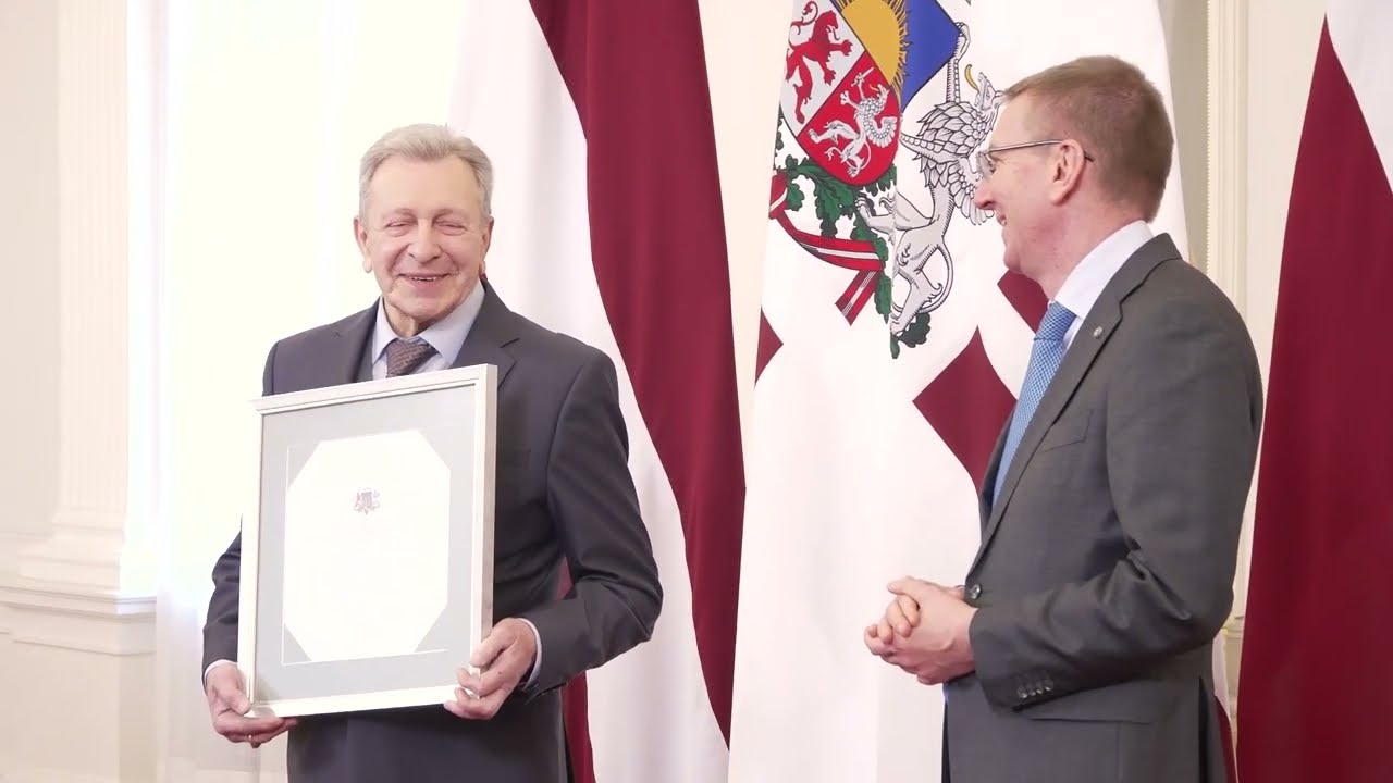 Valsts prezidents pasniedz Cildinājuma rakstu aktierim Jānim Skanim