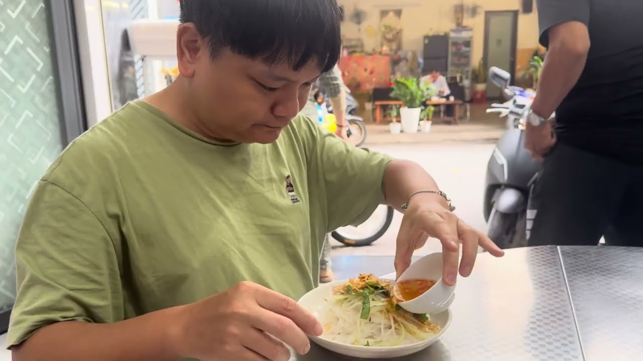 Ăn sáng ở Saigon| Trịnh Tú Trung| Bánh ướt nóng - 87 Hoa Đào, Quận Phú Nhuận