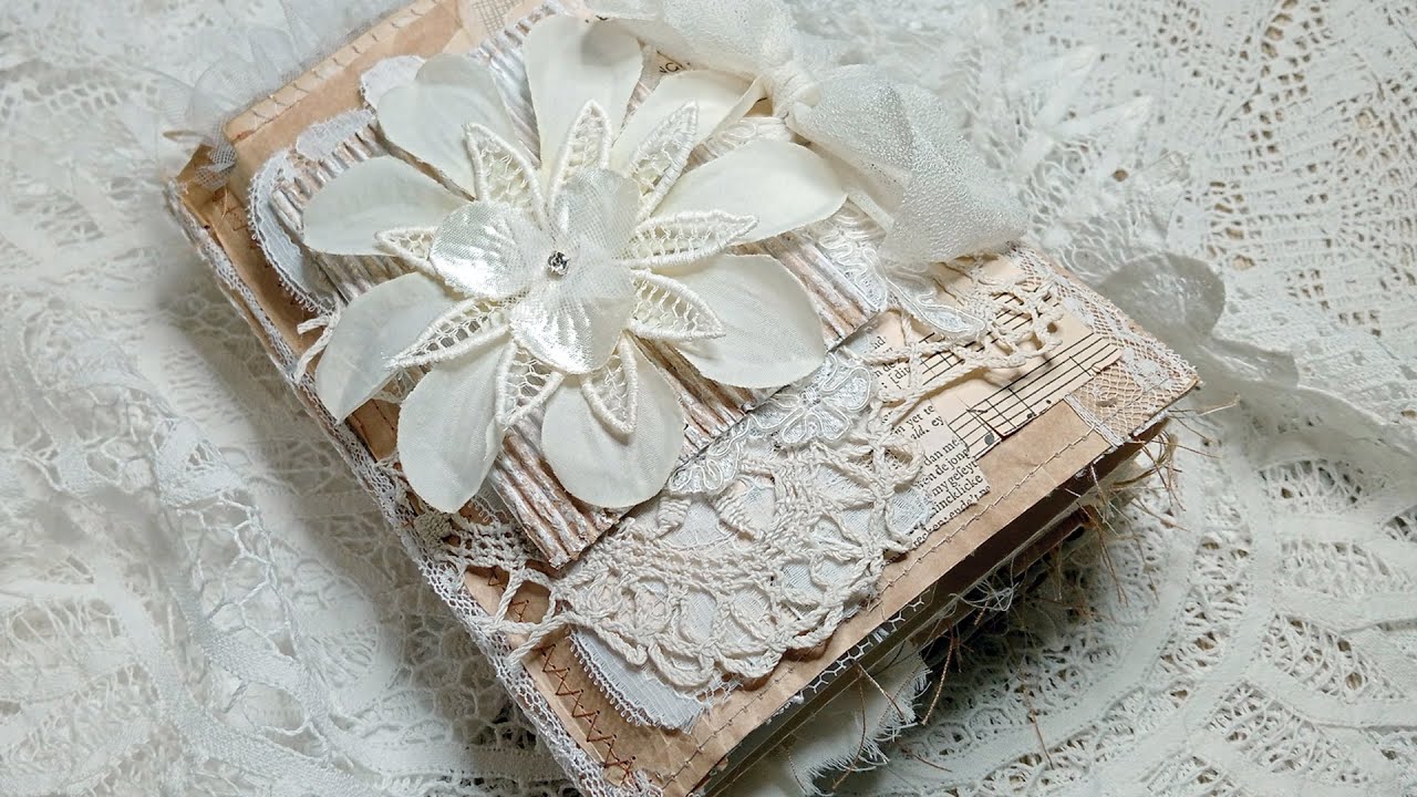 Журнал в бумажном пакете в винтажном стиле с участием Lavish Laces