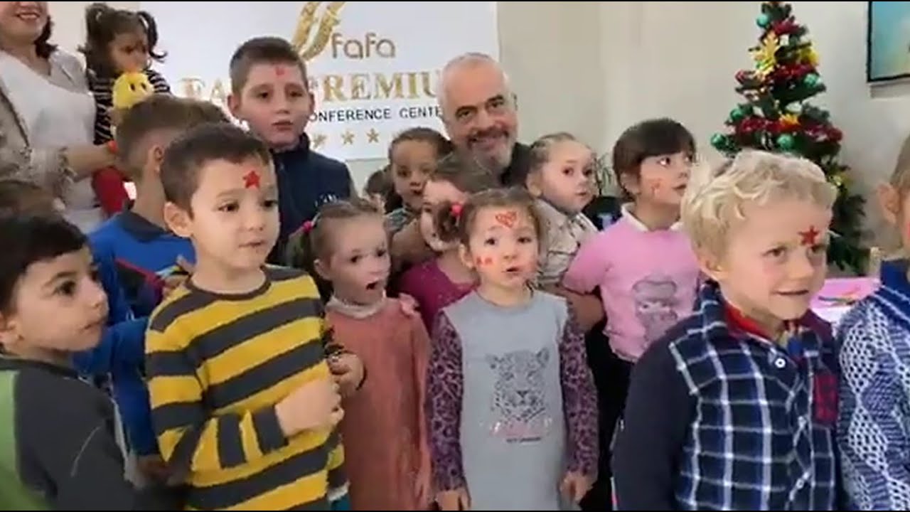 Report TV - Rama i rrethuar nga fëmijët në Durrës këndon këngën e Vitit të Ri dhe një surprizë
