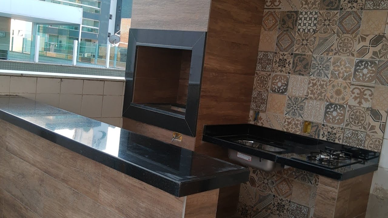 churrasqueira gourmet com acabamento em porcelanato e balc&atilde;o de granito!!