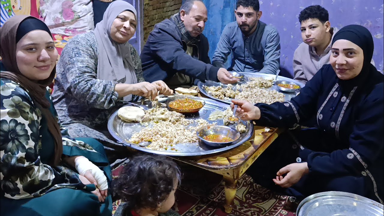 كل واحد ينام على الجنب اللي يريحه مرات ابني بتقول😱 لي  اكلك مش حلو وعايزه 🍜 كلوا اندومي وخدي حقنه🍜