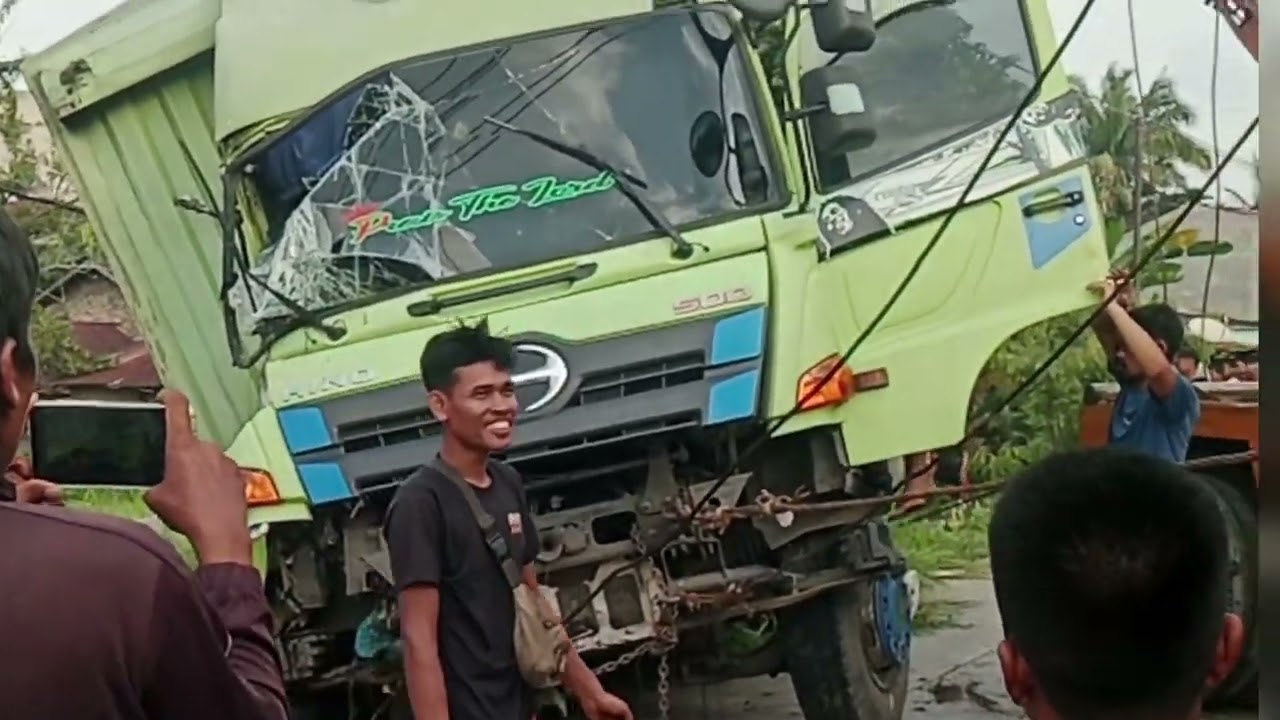 Evakuasih truk box bermuatan pop Ice yang terguling masuk parit di jalan baru  Rantau Prapat 