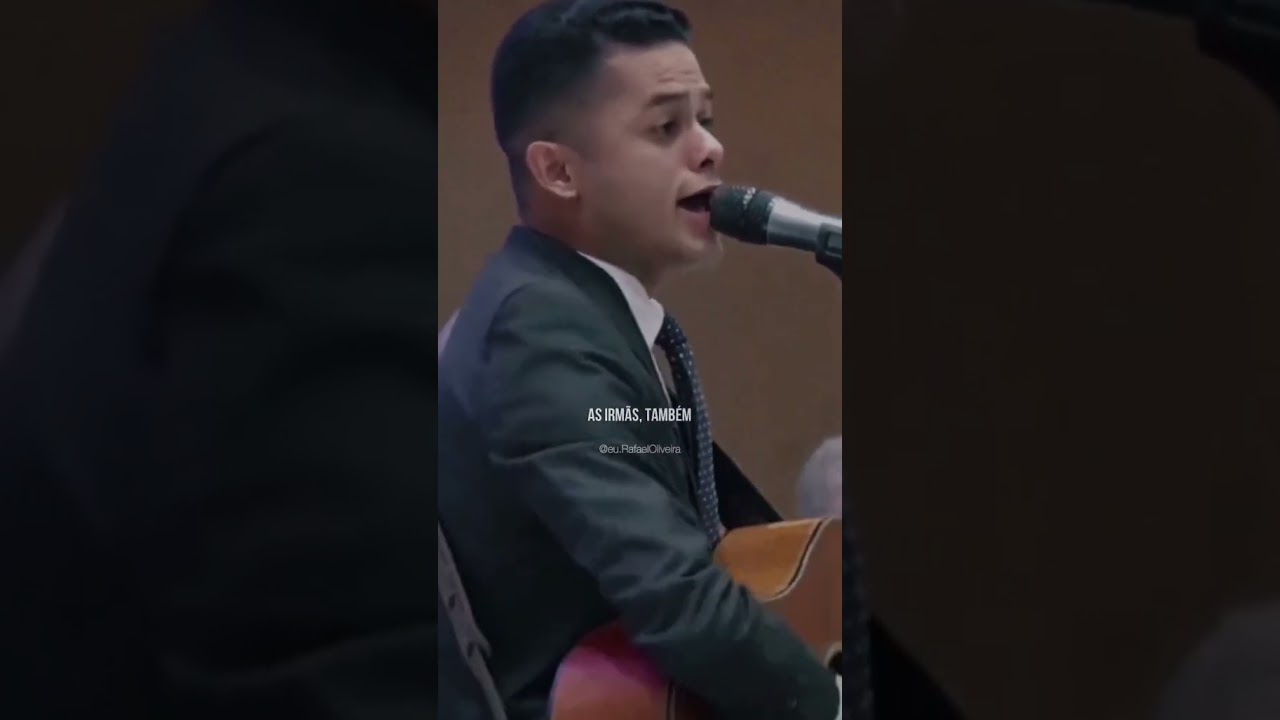 Enquanto a igreja canta Santo