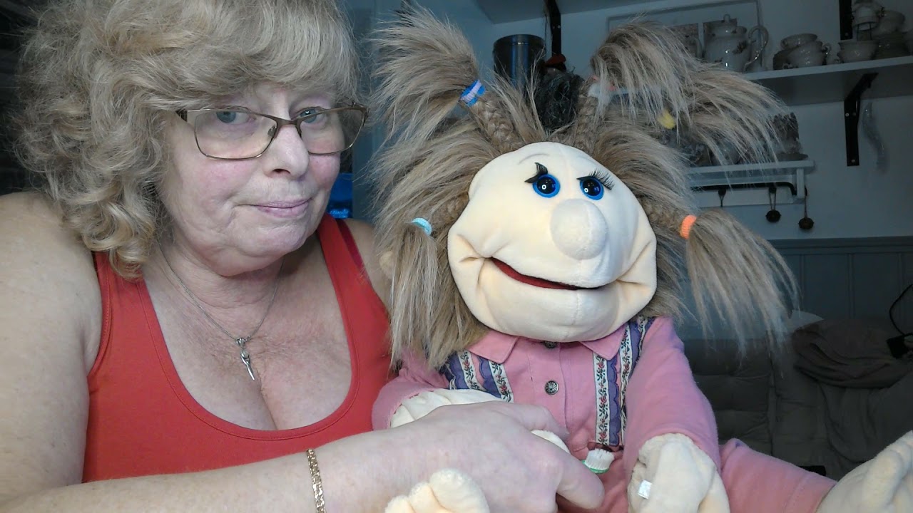 Majsan borstar tänderna