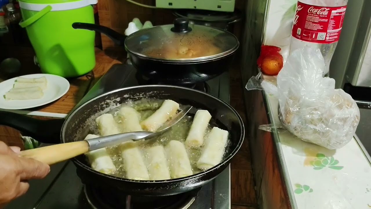 Papaya at lucky me  pwede rin gawing lumpia shanghai