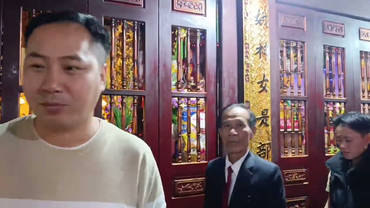 Chiều mùng Hai tết; Tôi cùng gia đình Anh chị đi thắp hương ở đền Quan tam phủ Bắc Ninh?
