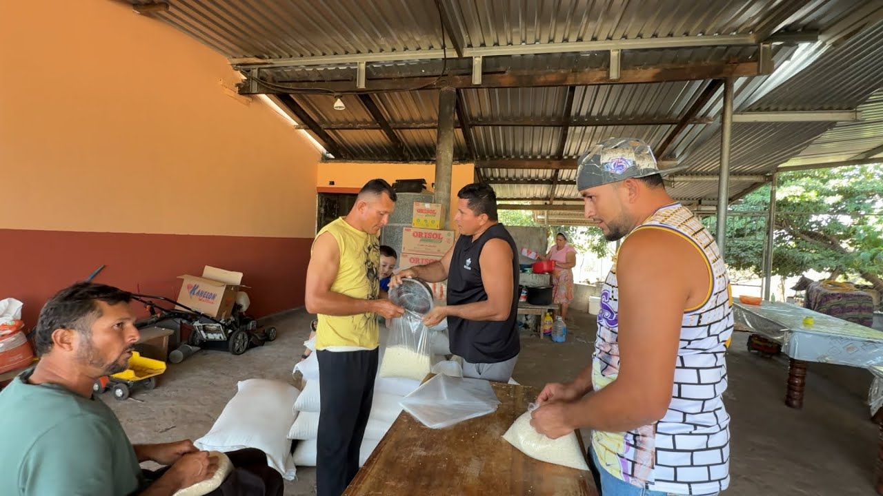 Comenzamos a embolsar el arroz y se puso bueno el ambiente 🤣