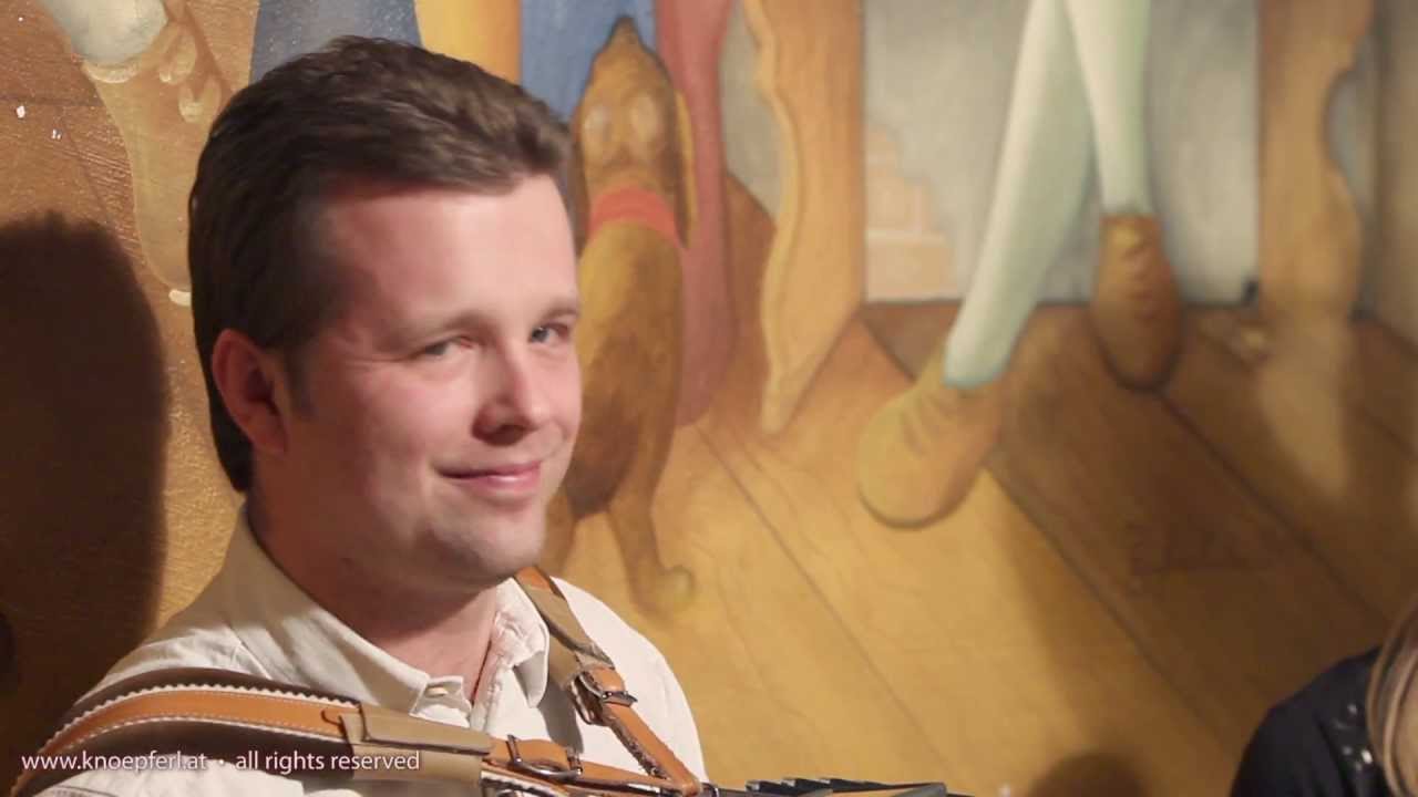 Loui Herinx spielt auf der Steirischen Harmonika die 