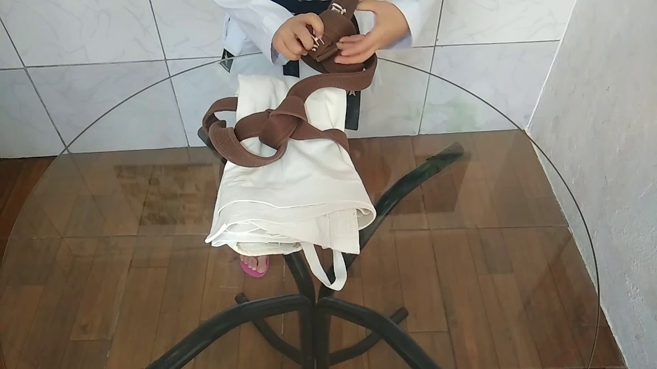 Aprenda a amarrar a faixa e dobrar o kimono, e nunca mais ele ficará  amassado.