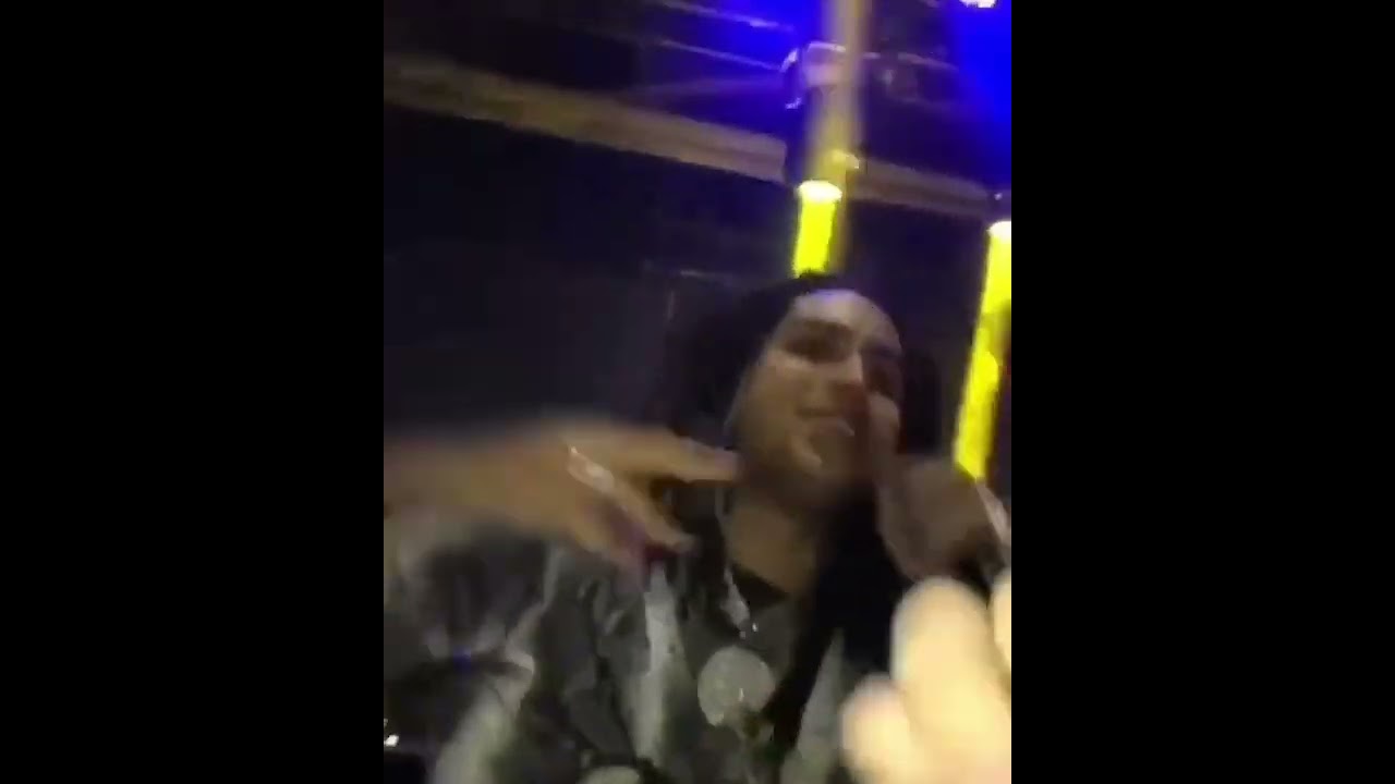 Matu&ecirc; fumando beck de um f&atilde; KKKKKKKKKK (esse v&iacute;deo n&atilde;o pode morrer)