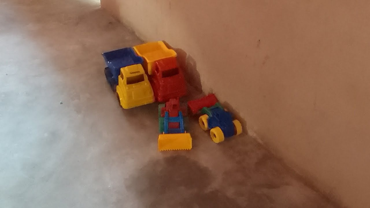Mostrando o piso da casa e os presentes que os meninos receberam do canal gente que faz no sertão