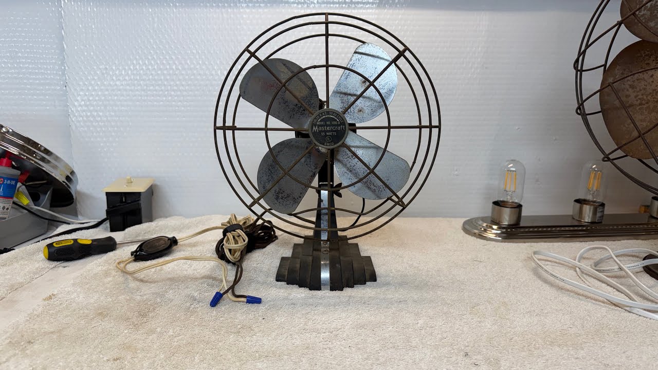 Vintage 1940s Mastercraft 8inch single speed desk Fan model 1000-B