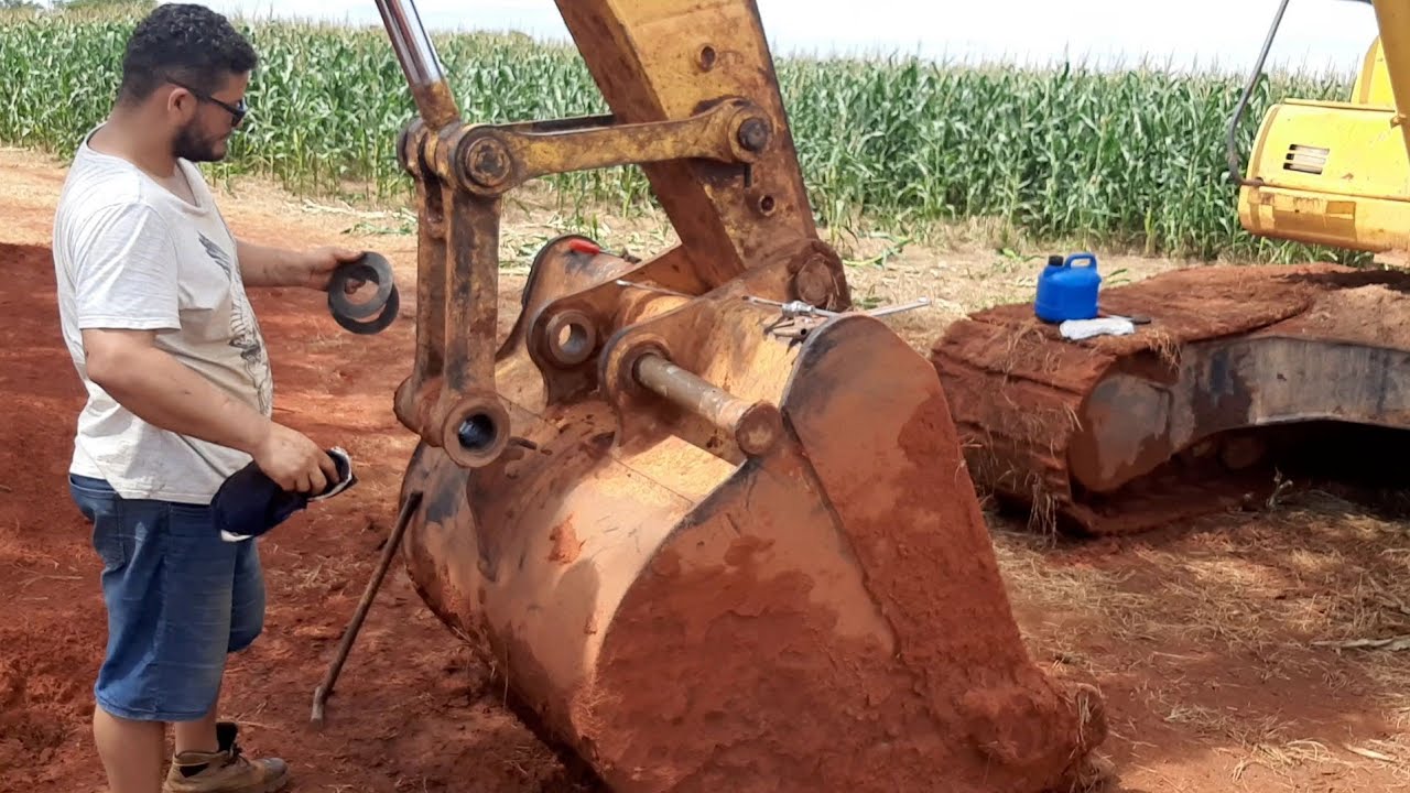 Fazendo reajuste na concha da escavadeira Komatsu PC200LC!