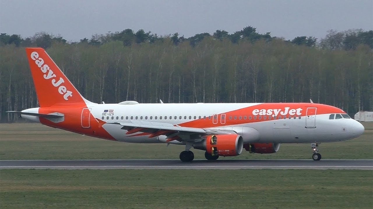 easyJet Airbus A320 landing at Graz Airport | OE-IZS