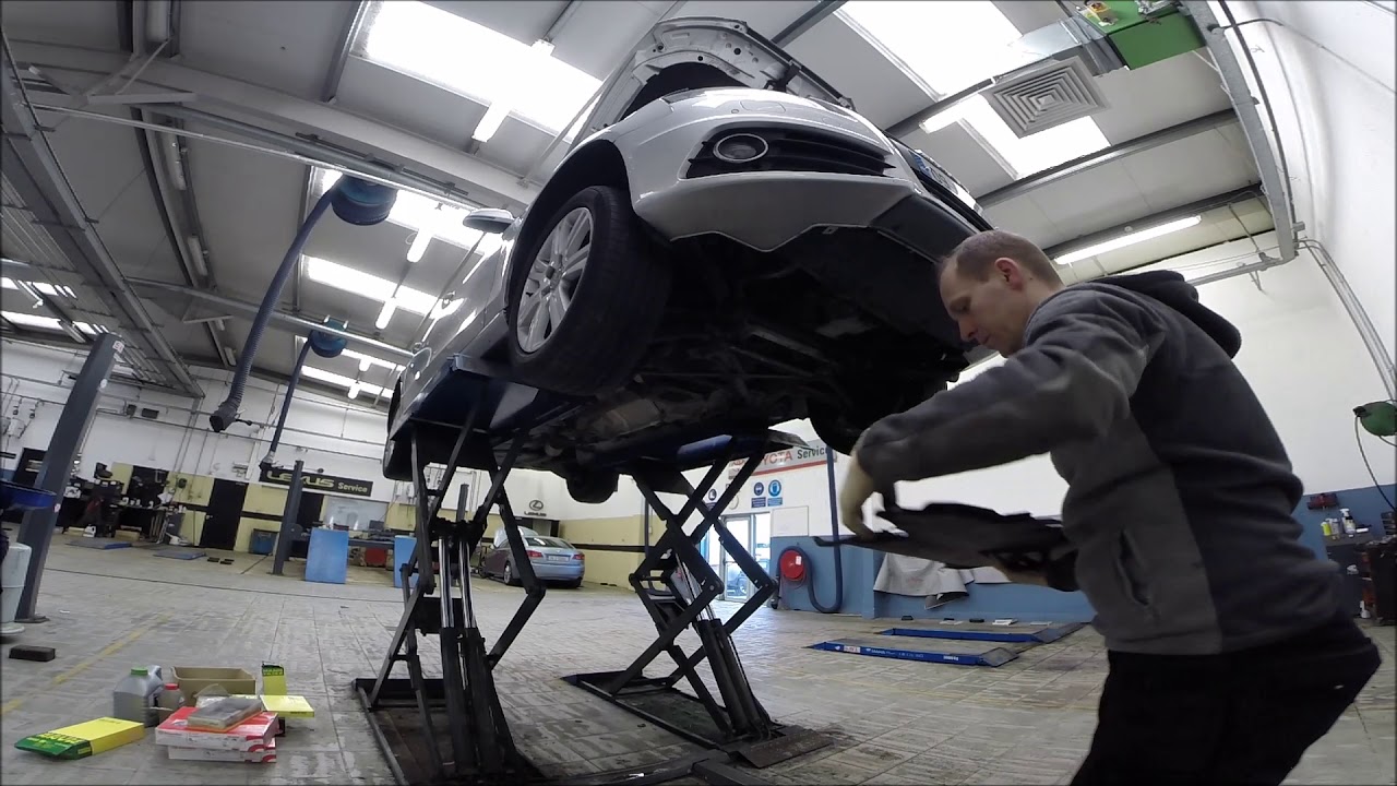 AUDI A4 2.0 TDI 2009 Full Service & Brakes Service