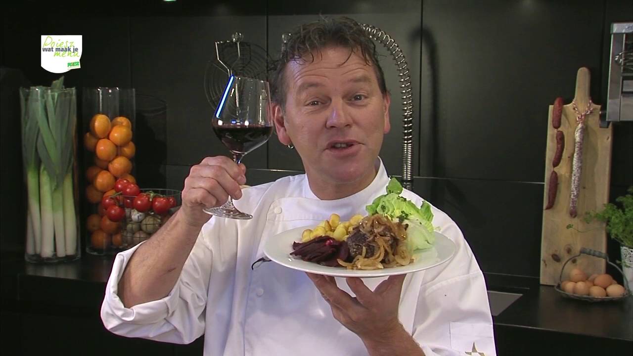 Rundergehaktbal met gestoofde uien, gebakken aardappelbolletjes en rode bieten salade