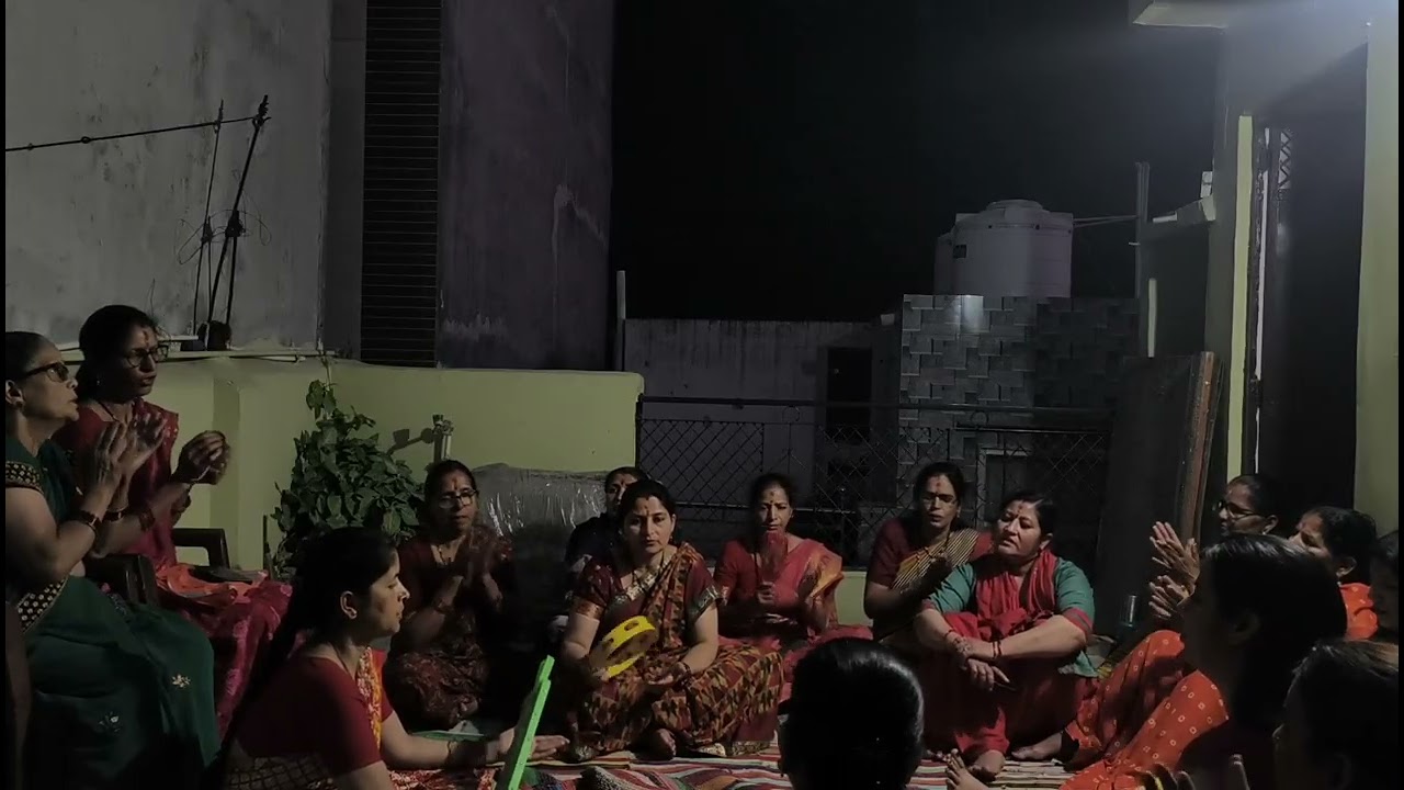 सखियों   सबको  मान सम्मान का गीत गाते हुए🙏🙏🙏🙏