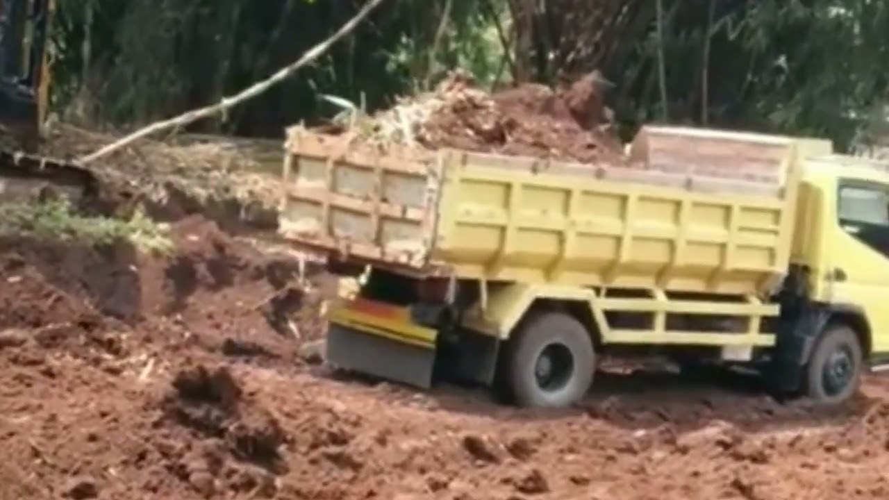 Truck dump muat tanah dan excavators