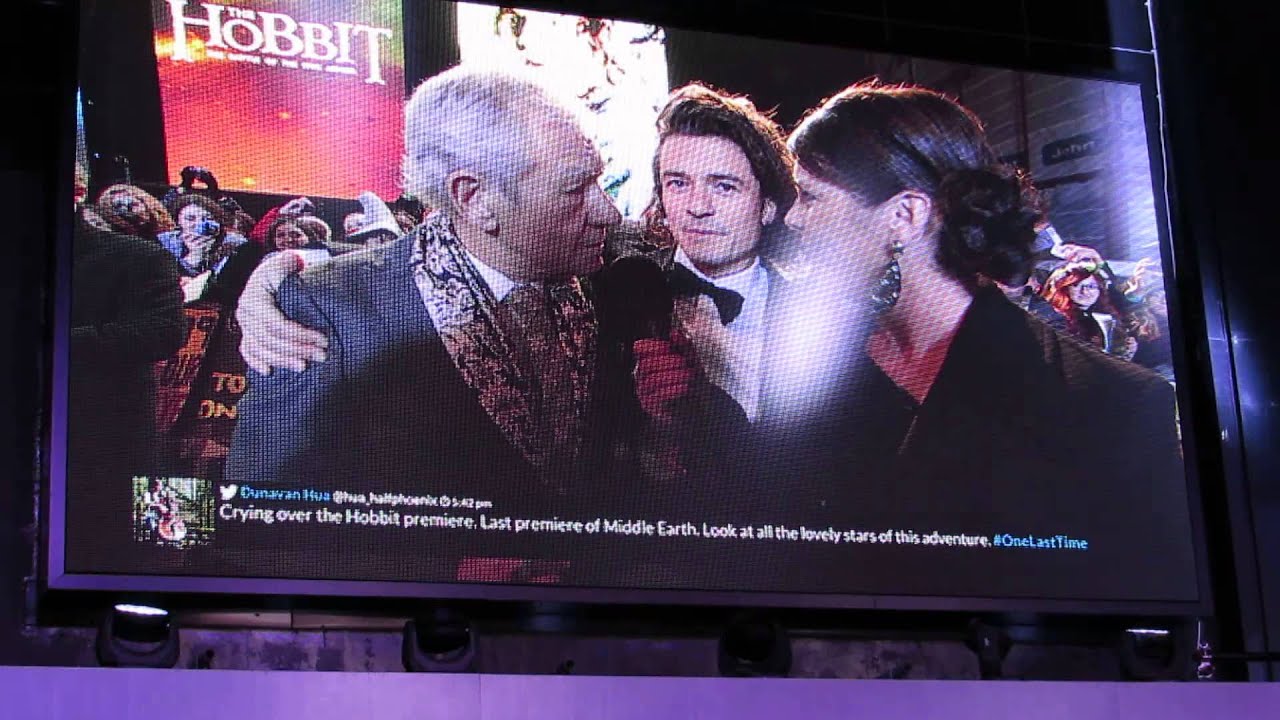 Sir Ian McKellen and Orlando Bloom share a kiss