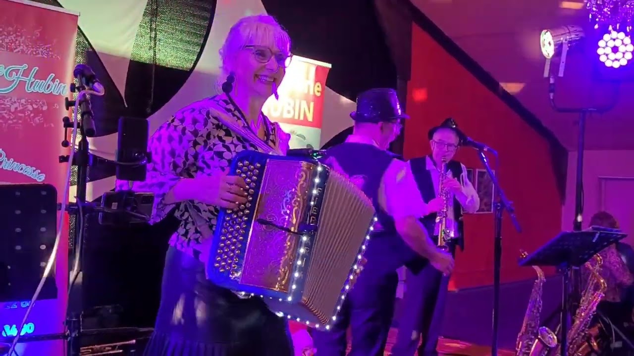 Les cornemuses par notre princesse du bal Delphine HUBIN Accordéoniste et c musiciens 🎷🎺🤼‍♂️🪗