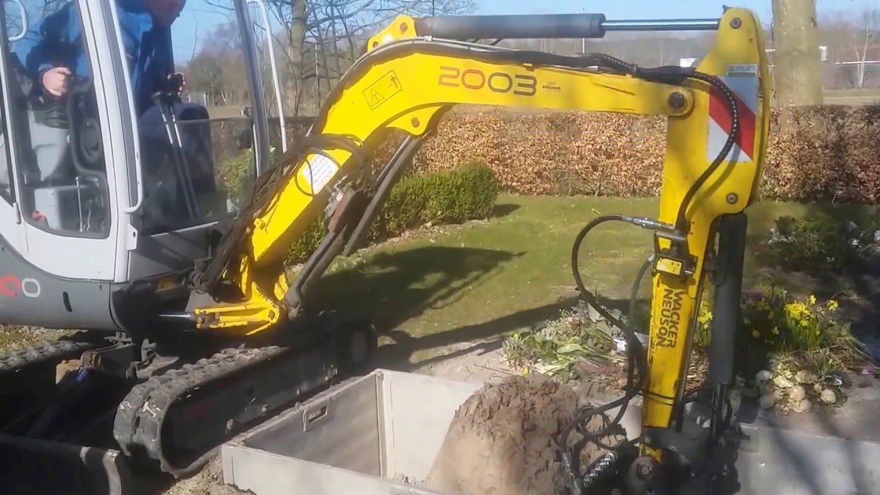 ruimen machinaal van graf met schudbak voor minikraan