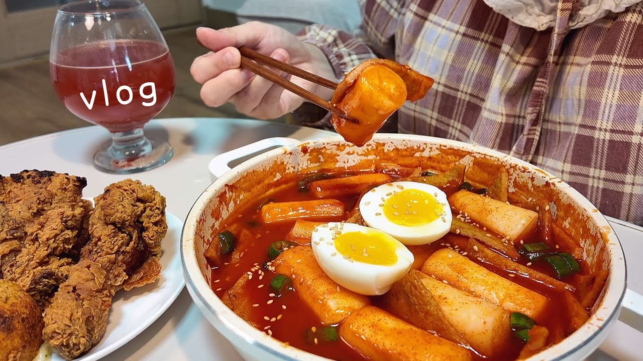 유행하는 음식 만들어 먹는 자취생 먹방(?) 브이로그 / BHC 핫후라이드, 미정당 떡볶이, 봄동 비빔밥, 불고기덮밥, 딸기 감성 샌드위치 만드는 집순이 vlog
