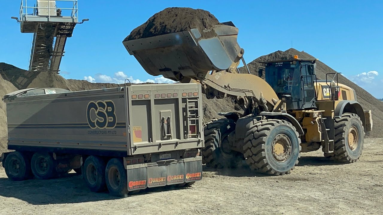 Amazing CAT 982M loading crush rock at MVQ point Wilson site (AUSTRALIA)