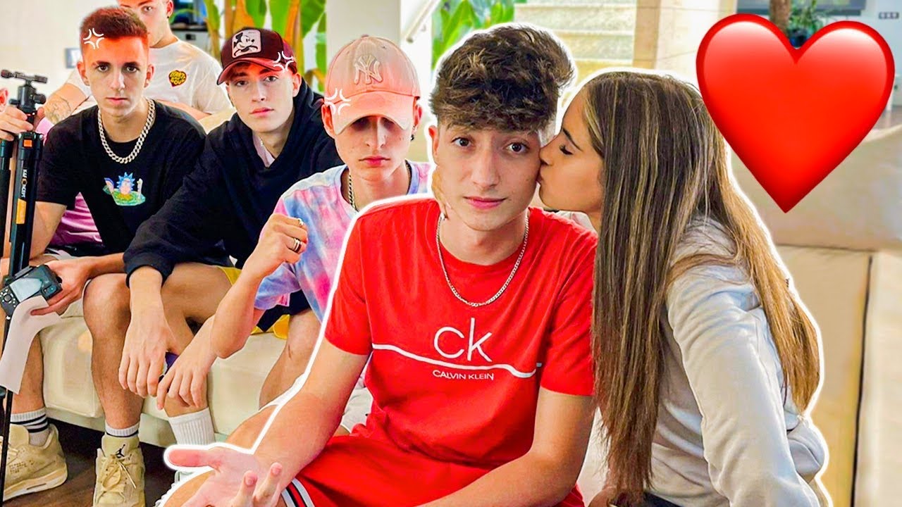 BESO A LA CHICA QUE ME GUSTA DELANTE DE ESTOS YOUTUBERS!