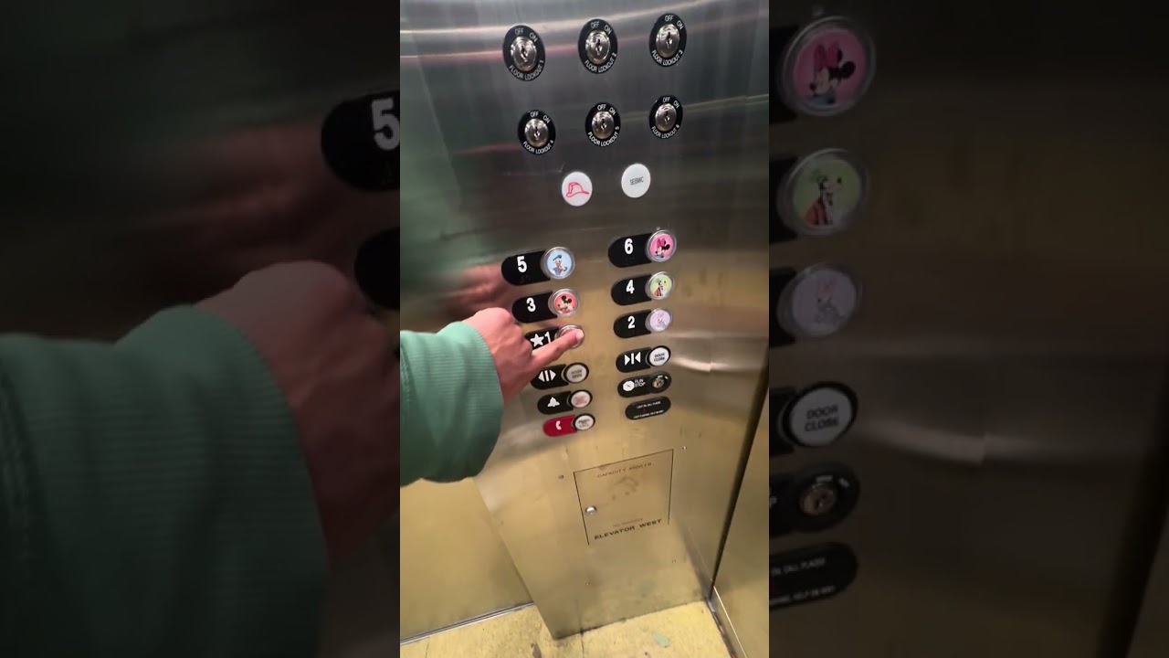 Лифты MontgomeryKONE (mod OTIS) на парковке Mickey & Friends в Disneyland Resort.