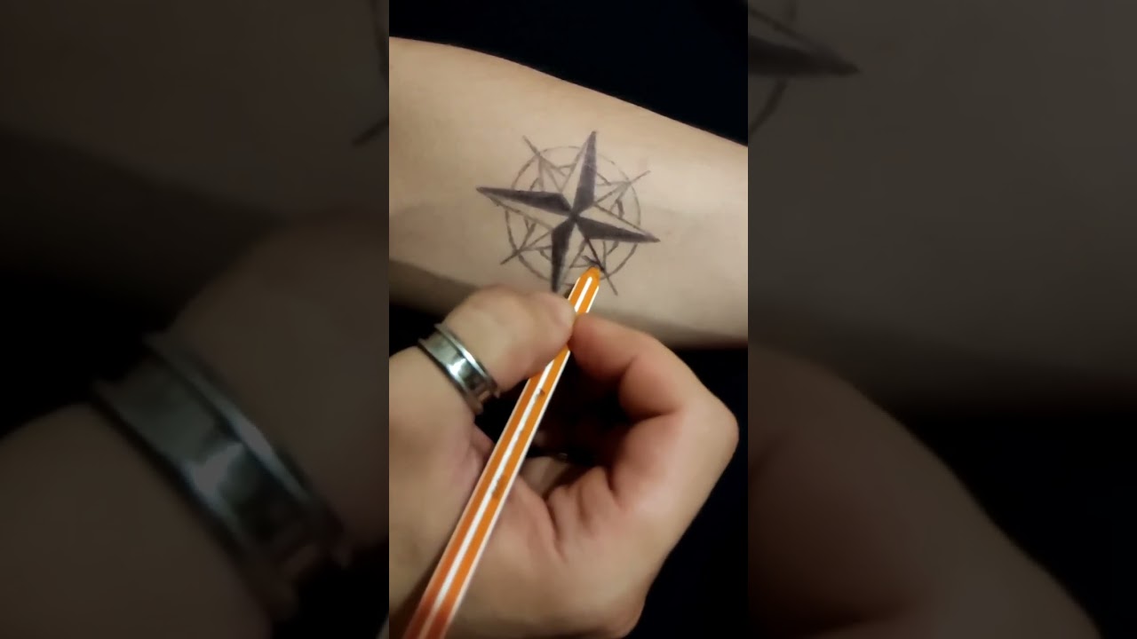 رسم بوصلة على اليد رائعة