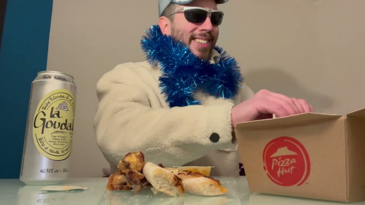 Il se saccage le bide à coups de pizzas et de chicken wings un soir de Noël.