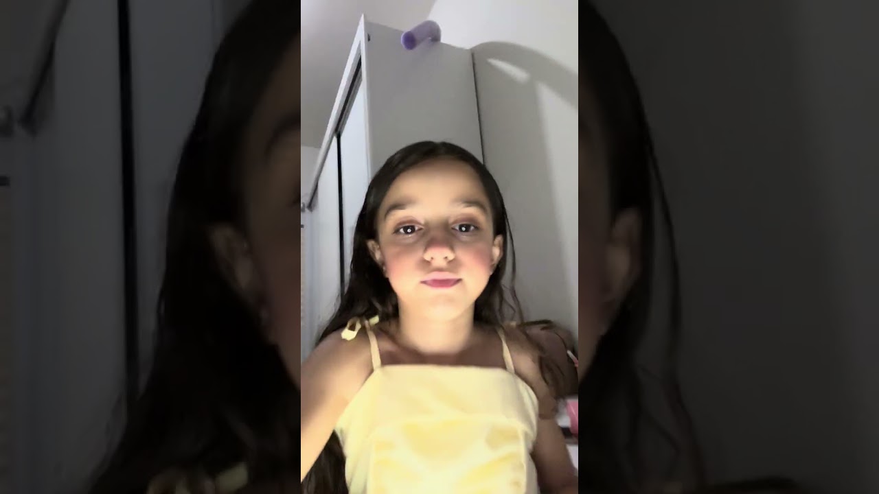 Minha filha fazendo maquiagem em mim. 