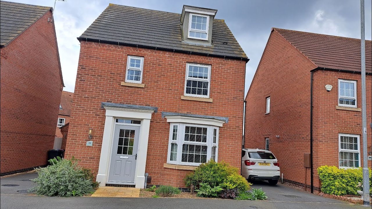 Modern 4-bedroom detached house