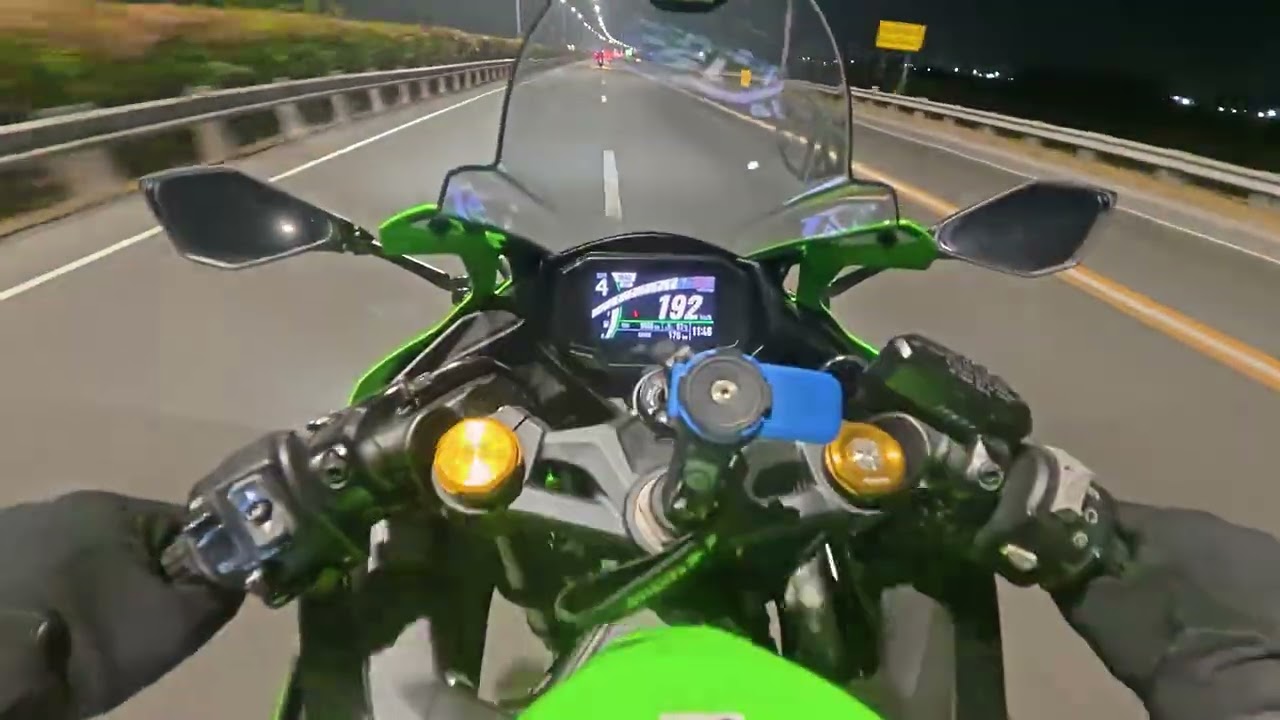 ZX-4RR Pushing Hard to Keep Up with the Big Bikes! 🇺🇸🇦🇪 #zx4rr #sportbikelife #kawasakininja