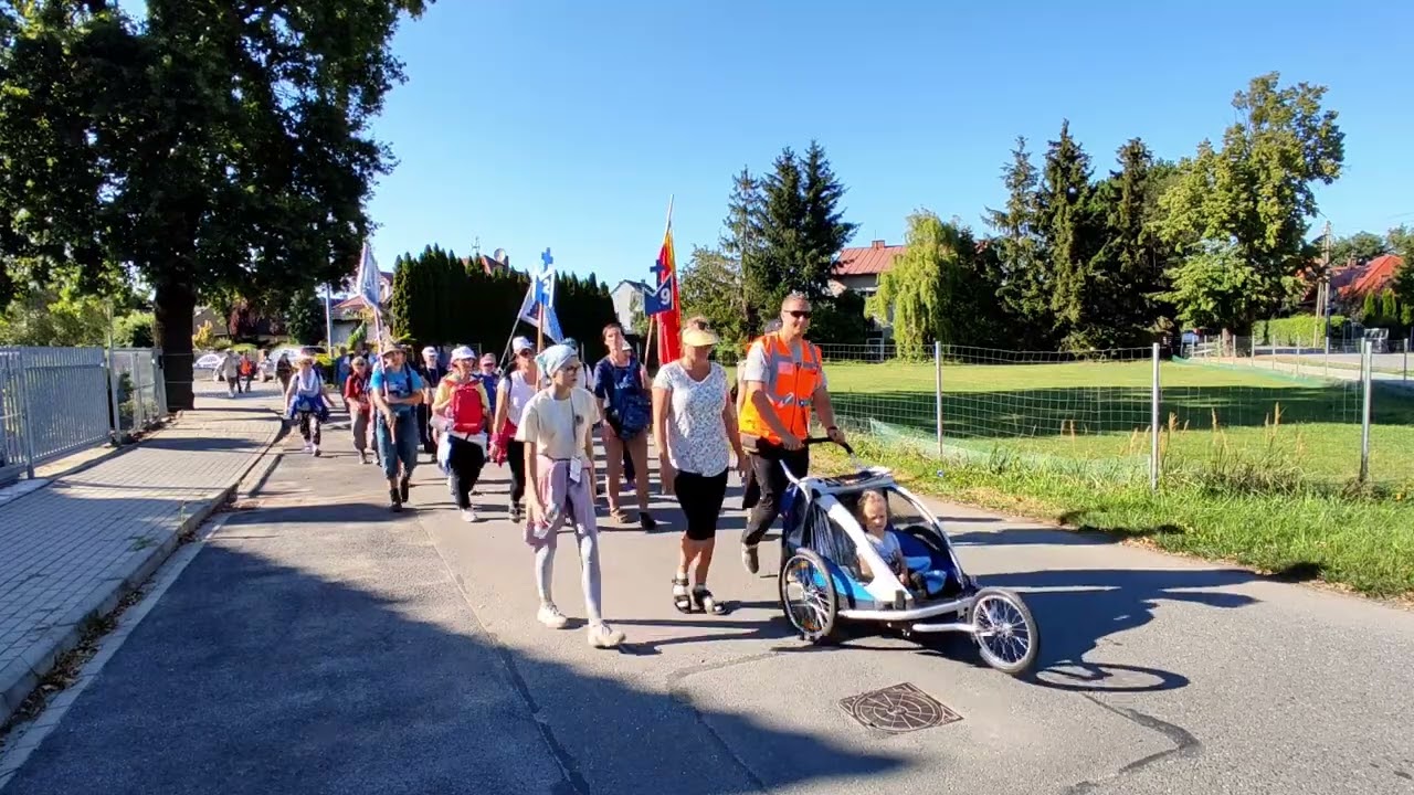 Wejście kilku grup 30. Pieszej Pielgrzymki Legnickiej na nocleg do Tyńca Małego.