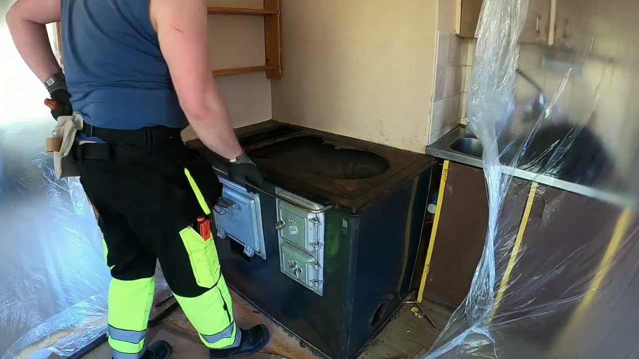 Rintamamiestalon remonttia, puuhellan purkaminen