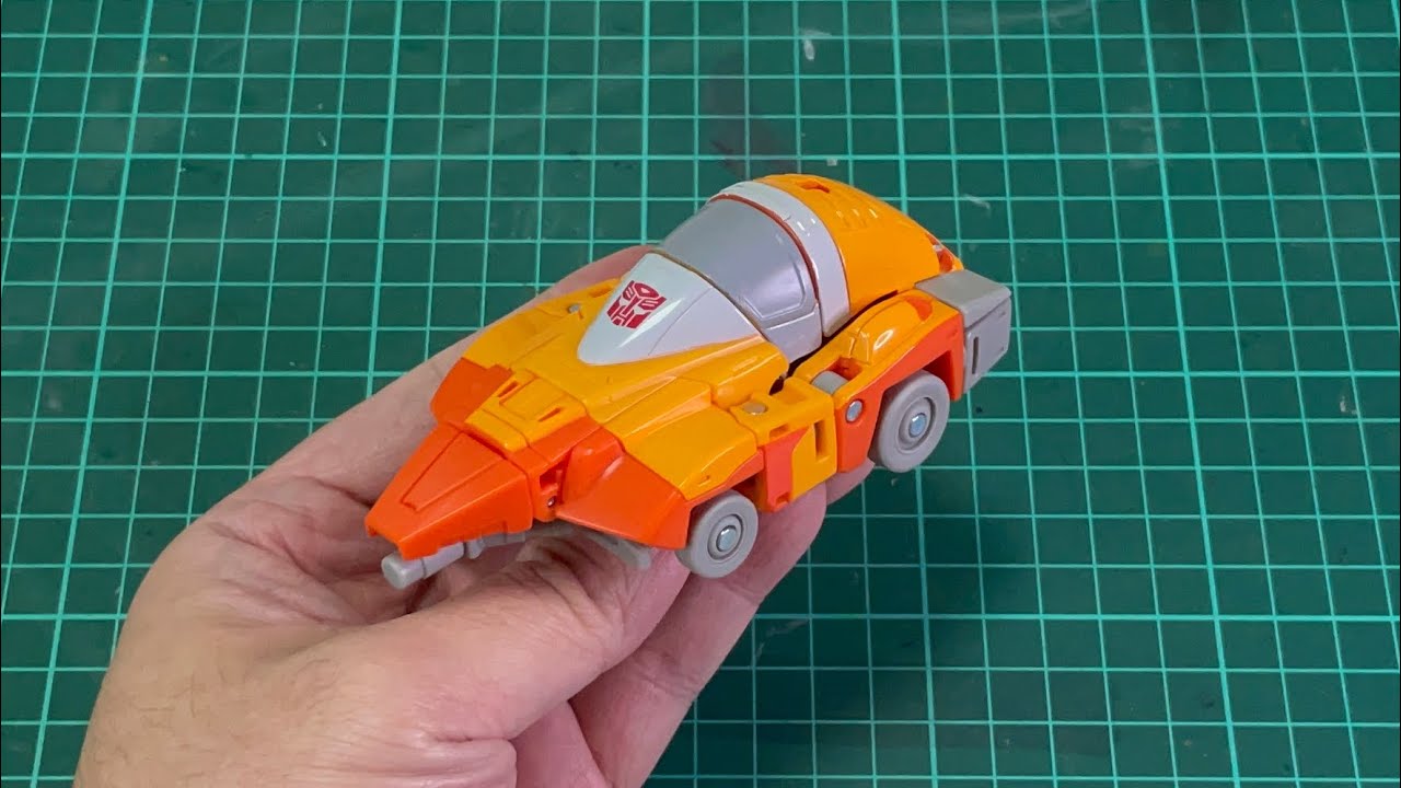 Transformers Retro G1 Autobot Wheelie (Cybertronian Car mode to Robot mode)
