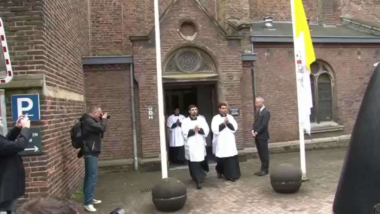 Uitvaart  Mgr J.Gijsen, zaterdag, 29 juni 2013. Vertrek vanaf de Caroluskapel in de Swalmerstraat.