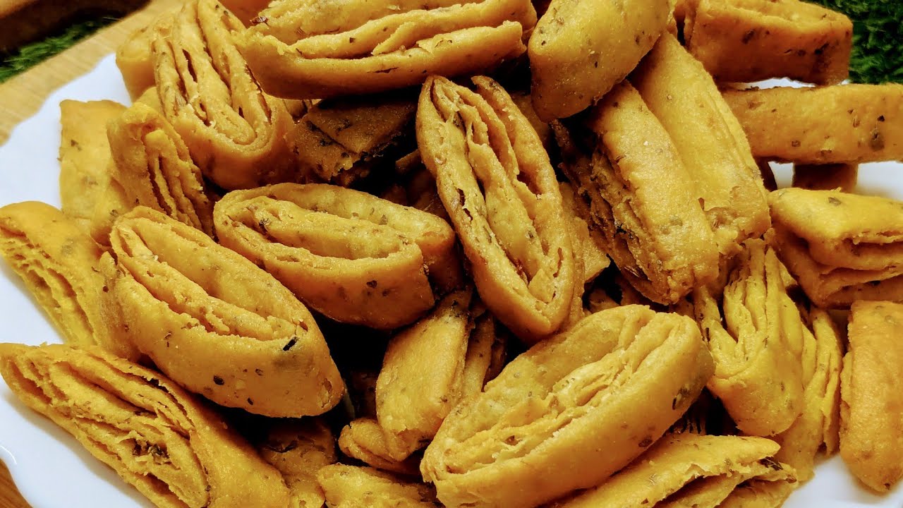 आटा और मूंग दाल के परतदार नमकीन। Crispy Wheat flour and moong dal  snacks 