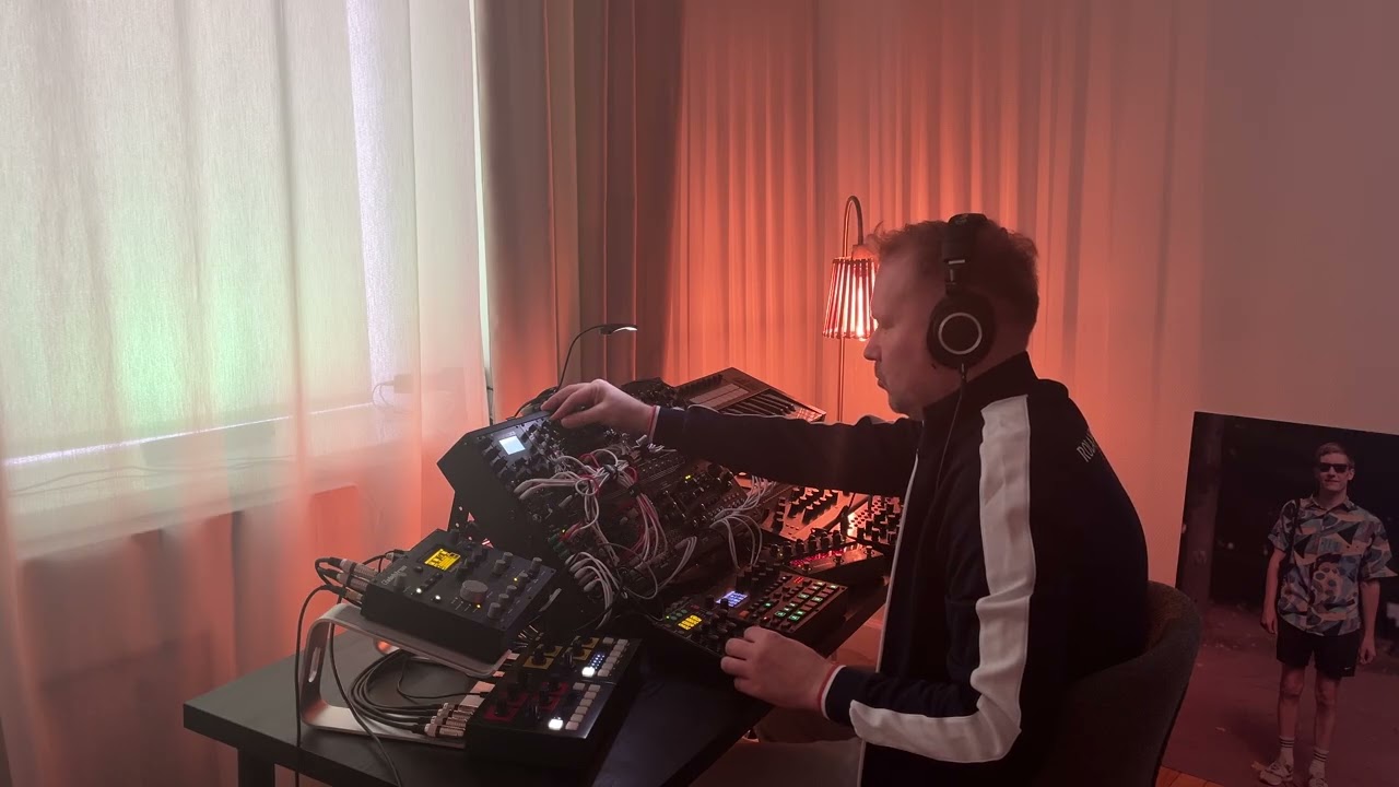 Live Eurorack Techno / Track 42