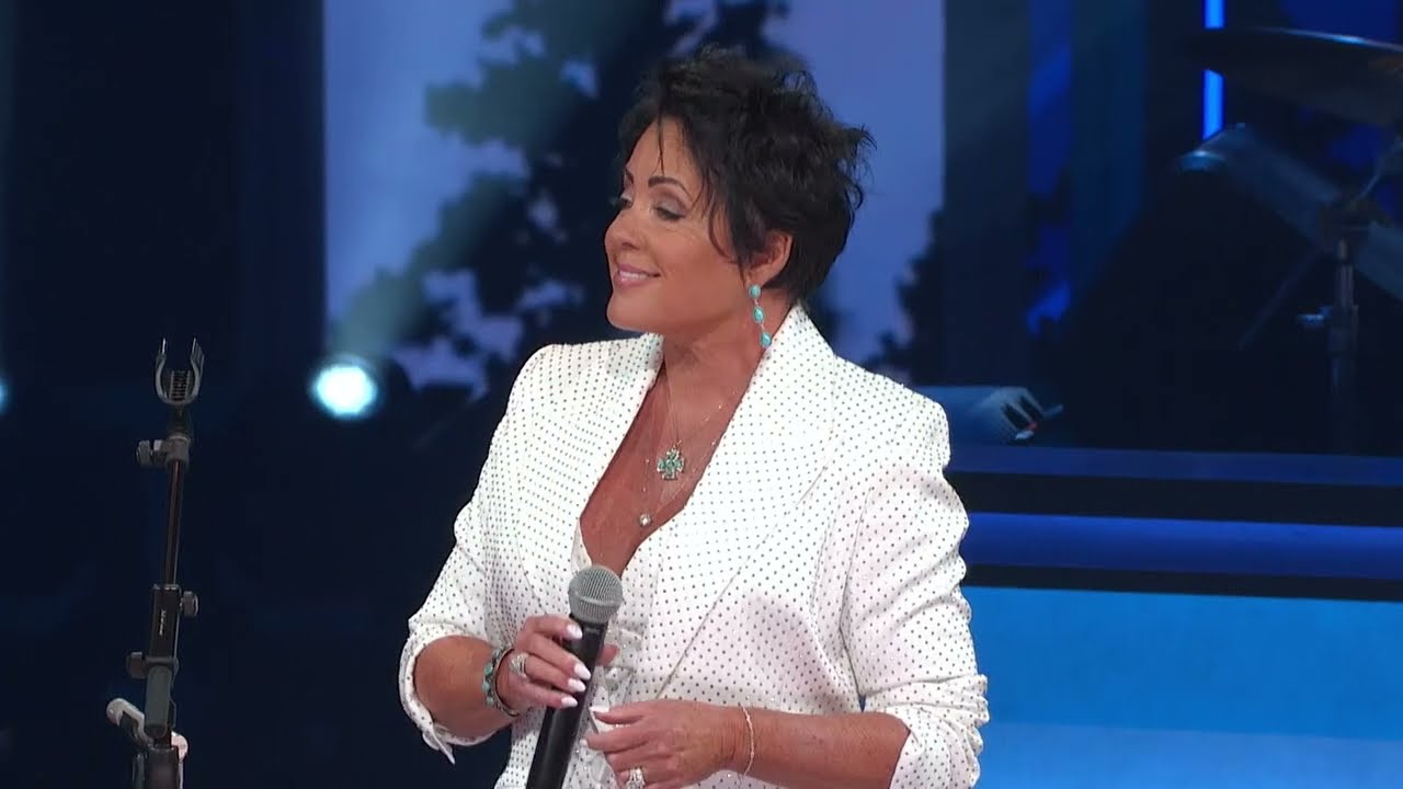 Kelly Lang sings her song 