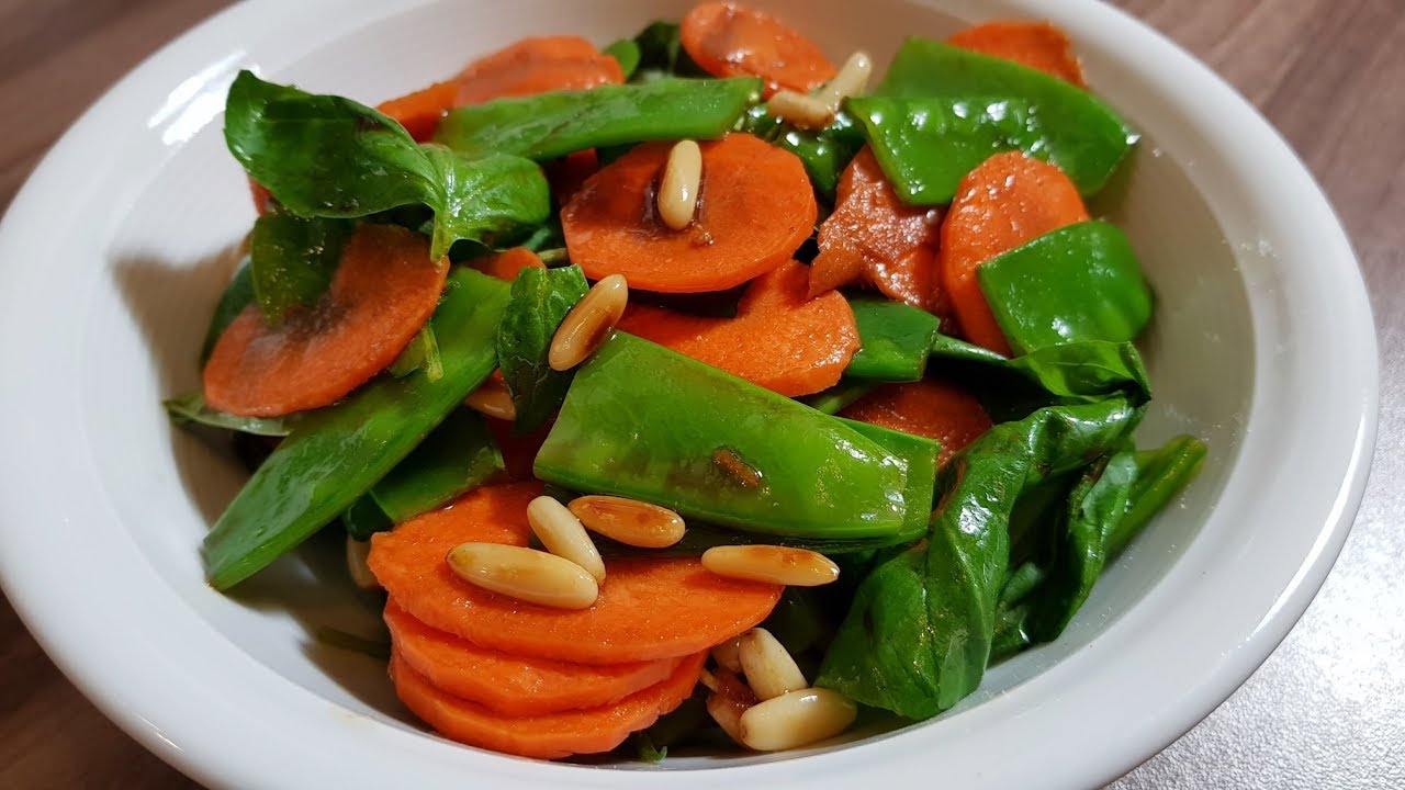 Zuckerschotensalat mit Möhrchen und Basilikum VEGAN