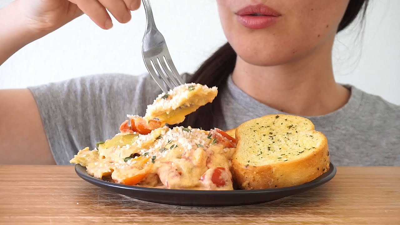 ASMR Eating Sounds: Creamy Ravioli & Garlic Bread (No Talking)