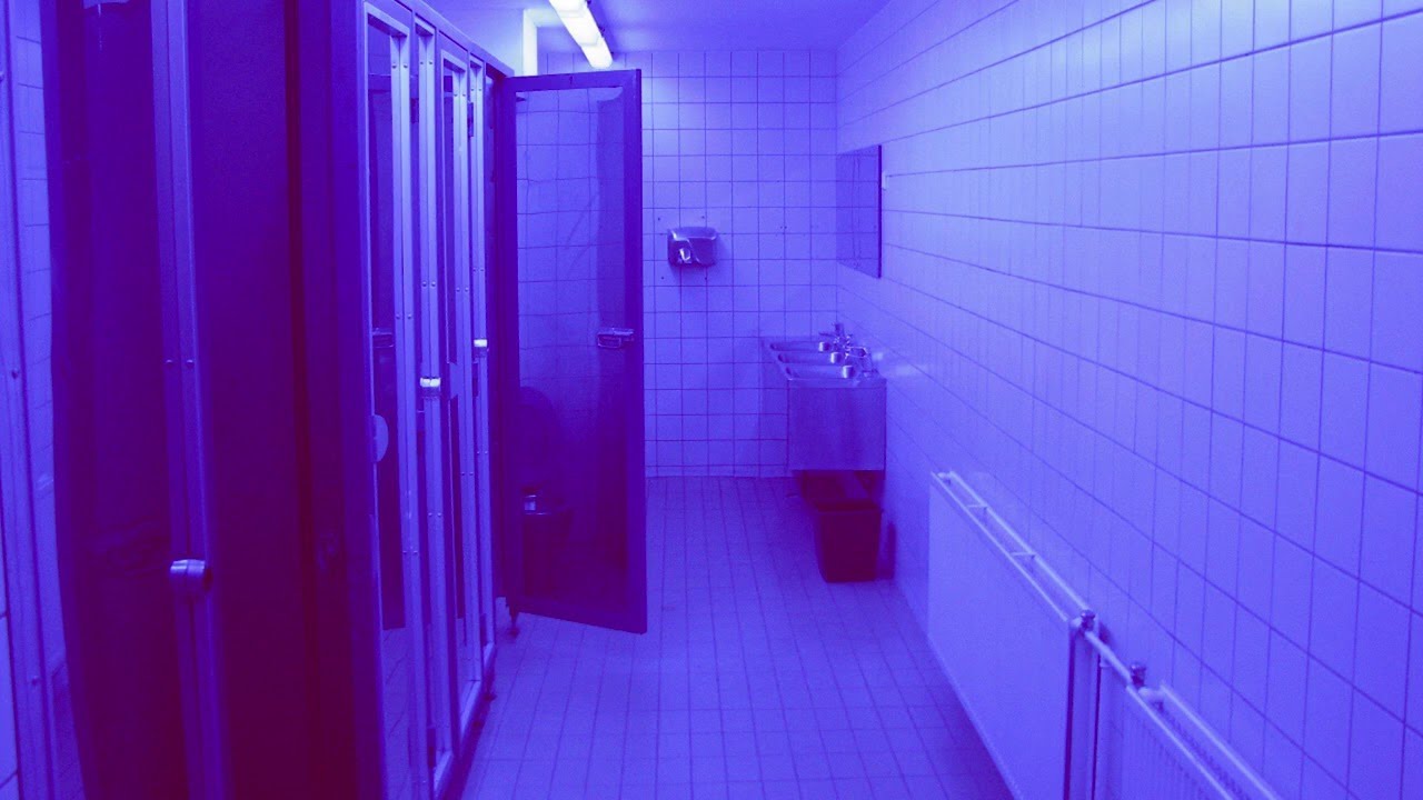 Kings and Queens but you are in a bathroom at party - 𝒜𝓋𝒶 𝑀𝒶𝓍 -