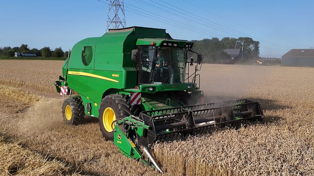Tarwe oogst met SAMPO W440 in John Deere kleur. Akkerb. Weeke - Klimp. 4K.