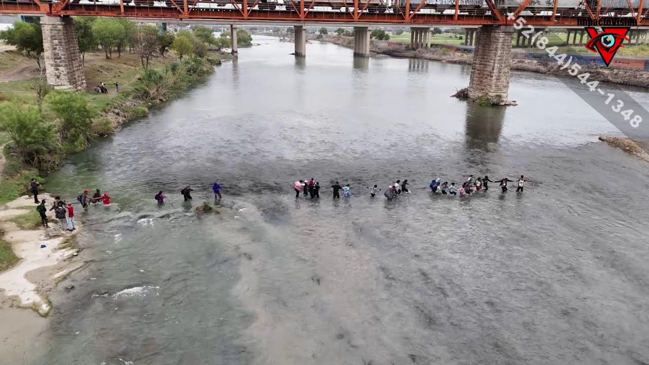 CRUZAN EL RIO el #migrante DISCAPACITADO Y SU HIJO