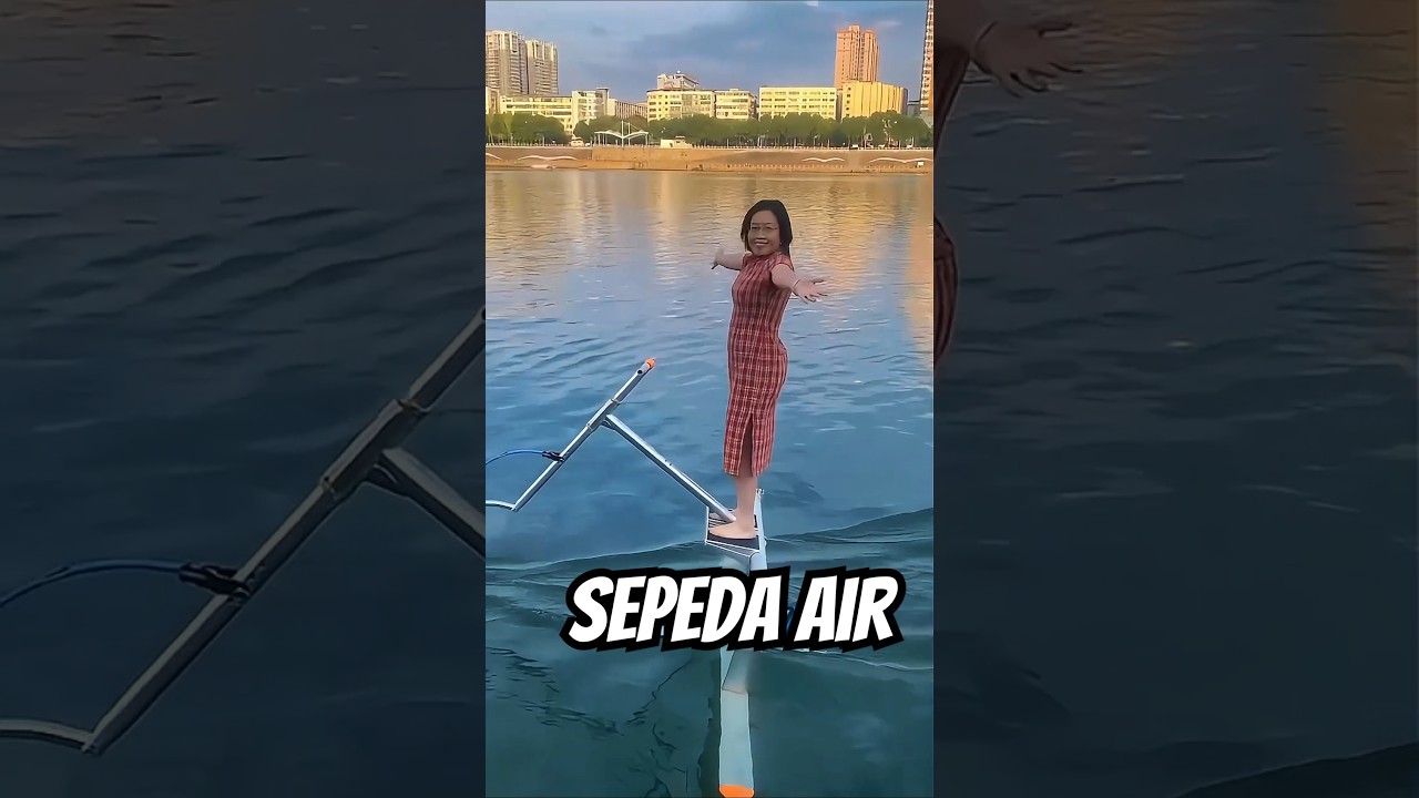sepeda air unik buatan china. Transportasi air tanpa bahan bakar.